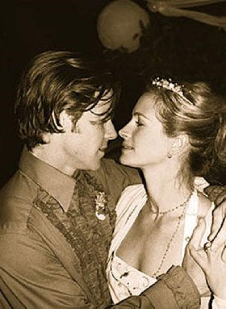 The Wedding Picture of Julia Roberts and Daniel Moder